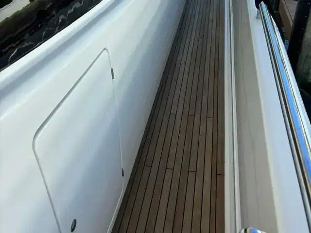 Ferretti Yachts 800