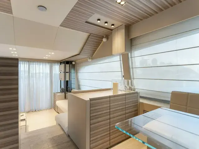 Ferretti Yachts 670