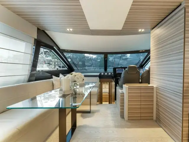 Ferretti Yachts 670