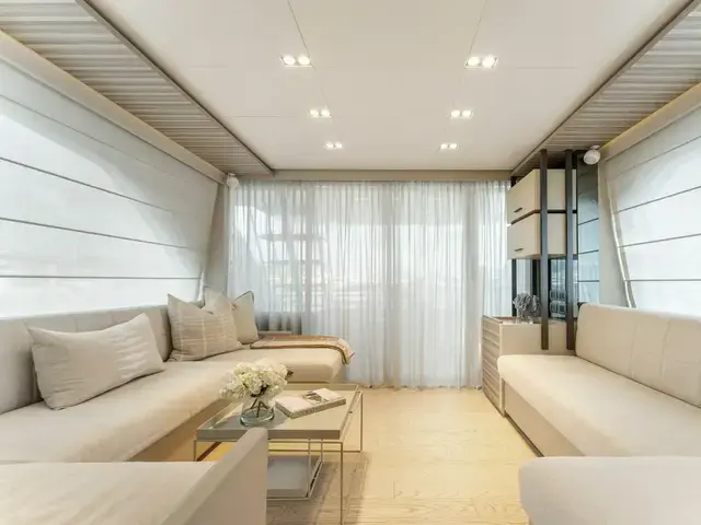 Ferretti Yachts 670