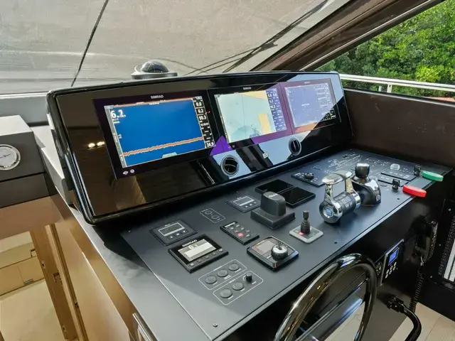 Ferretti Yachts 670