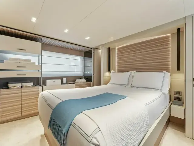 Ferretti Yachts 670