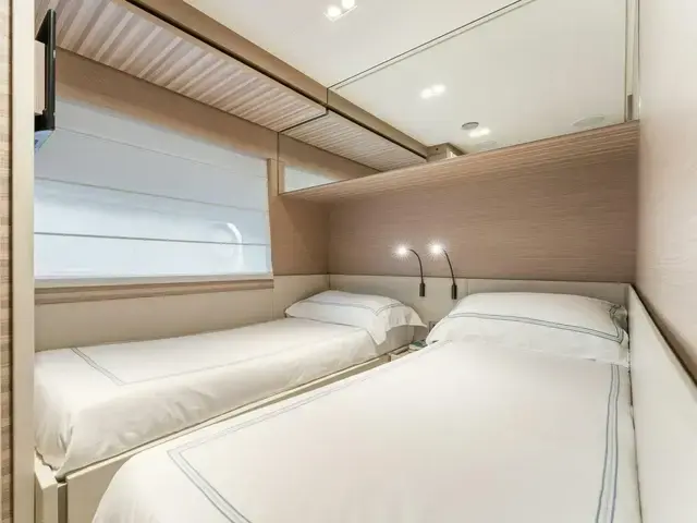 Ferretti Yachts 670