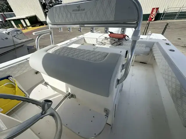 Regulator Boats 32FS