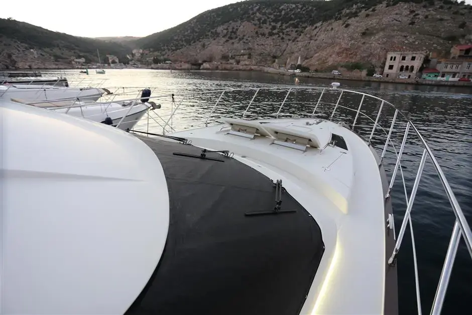 2013 Marquis 630 sport yacht