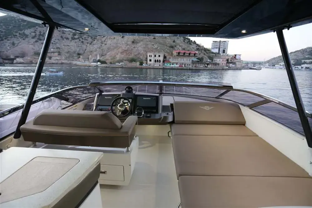 2013 Marquis 630 sport yacht