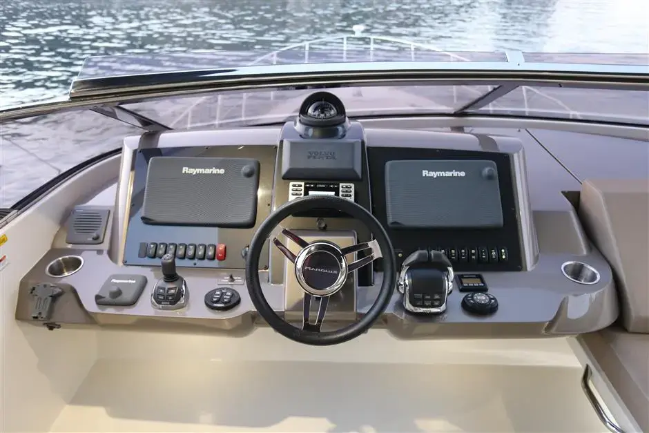 2013 Marquis 630 sport yacht