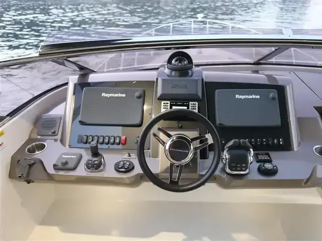 Marquis 630 Sport Yacht