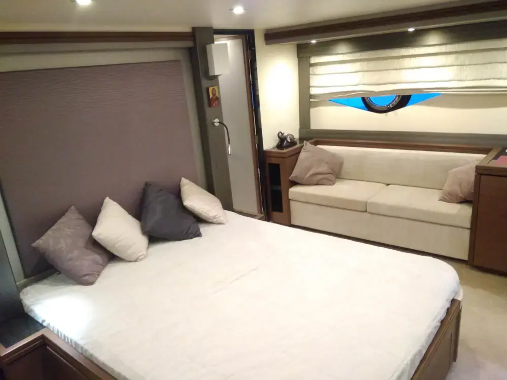 2013 Marquis 630 sport yacht