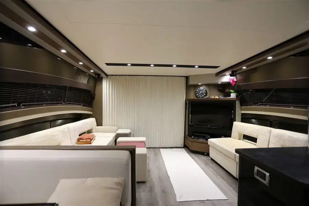 2013 Marquis 630 sport yacht