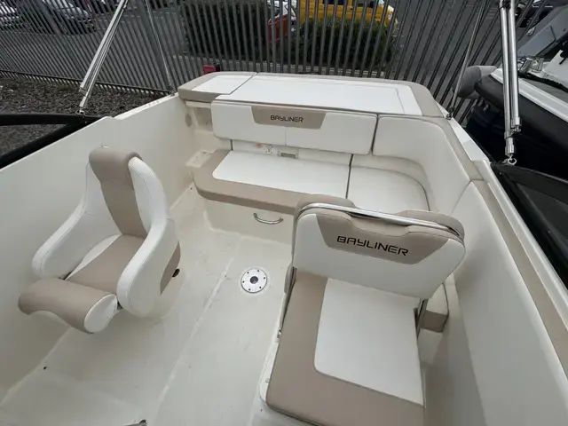 Bayliner VR5 Cuddy