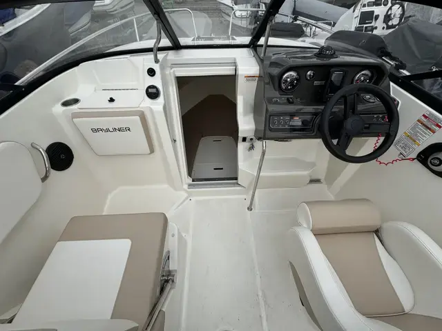 Bayliner VR5 Cuddy