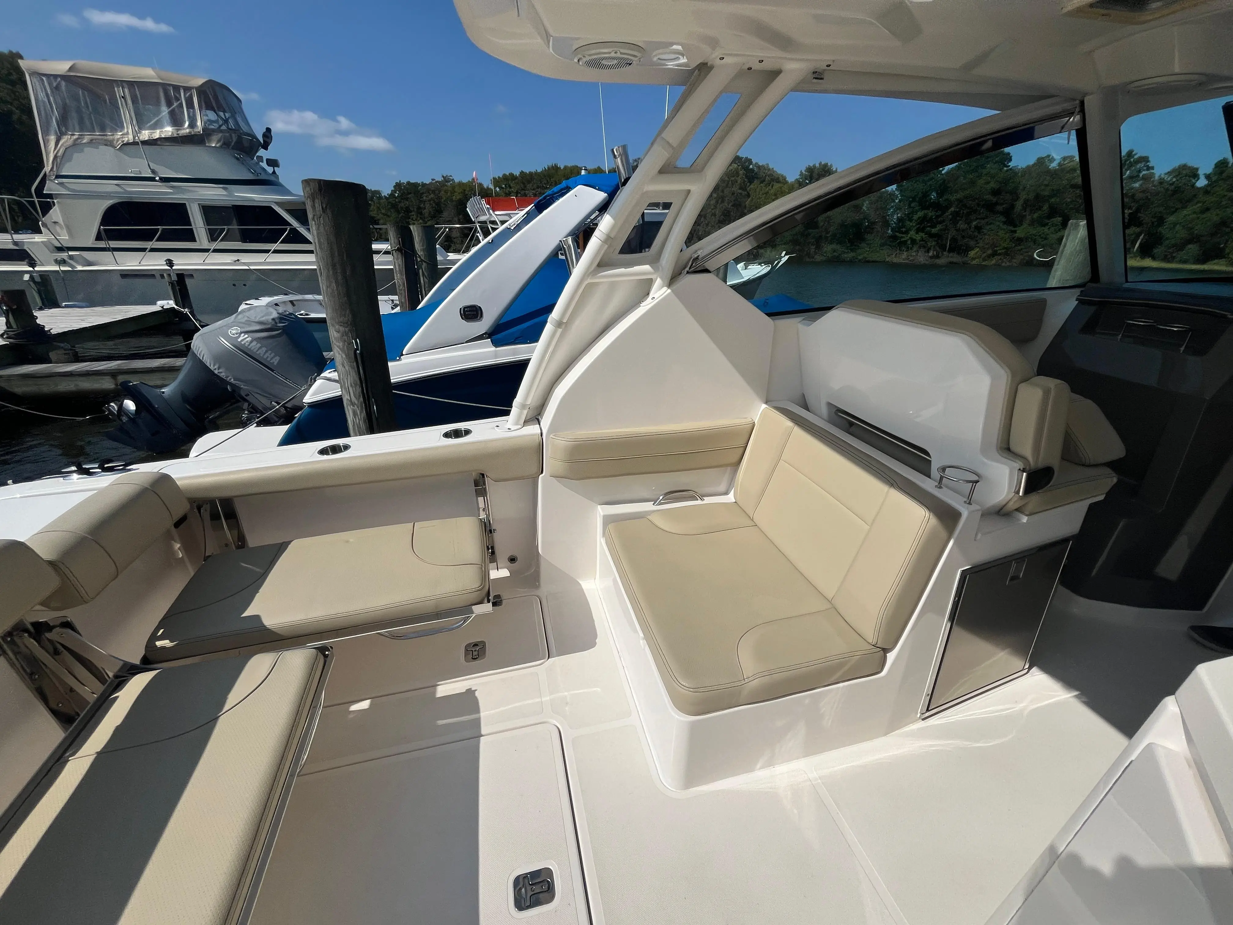 2018 Pursuit 295 dual console