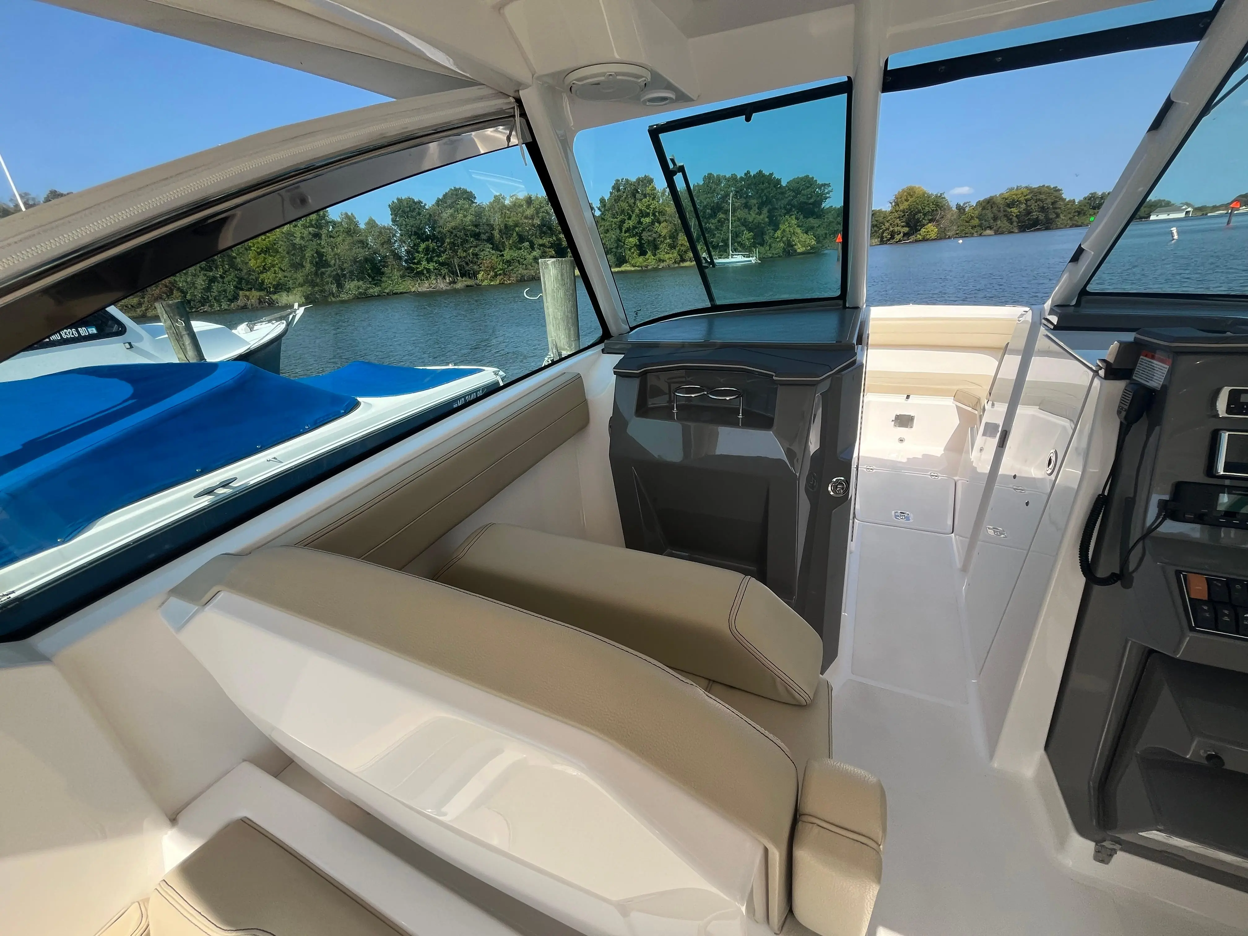 2018 Pursuit 295 dual console