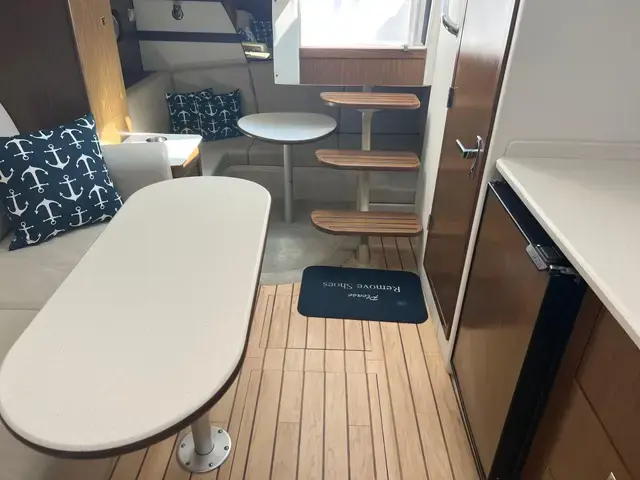 Cruisers Yachts 350 Express