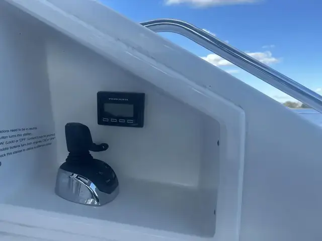 Cruisers Yachts 54 Cantius Fly