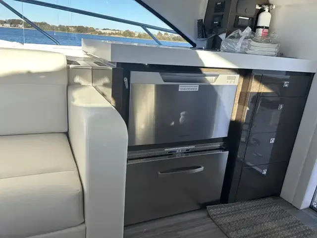 Cruisers Yachts 54 Cantius Fly