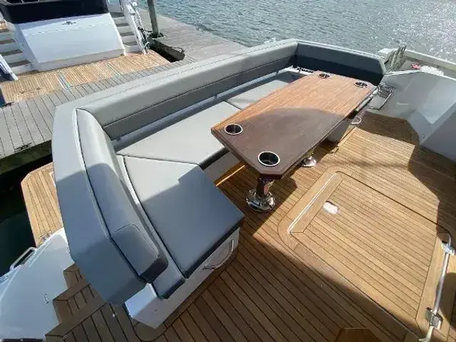 Cruisers Yachts 60 Fly