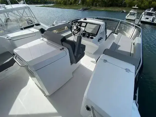 Cruisers Yachts 60 Fly