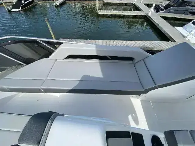 Cruisers Yachts 60 Fly