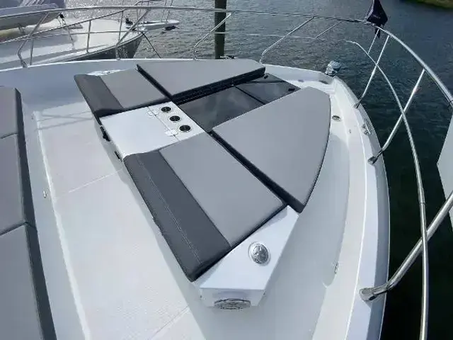 Cruisers Yachts 60 Fly