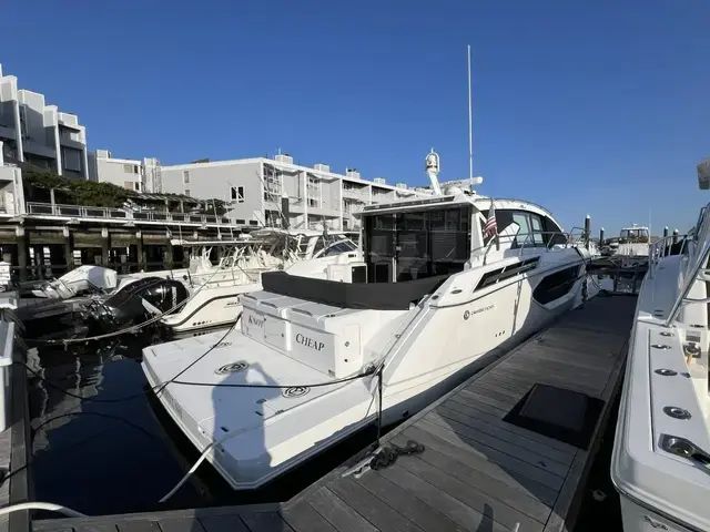 Cruisers Yachts 42 Cantius