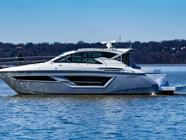 Cruisers Yachts Cantius