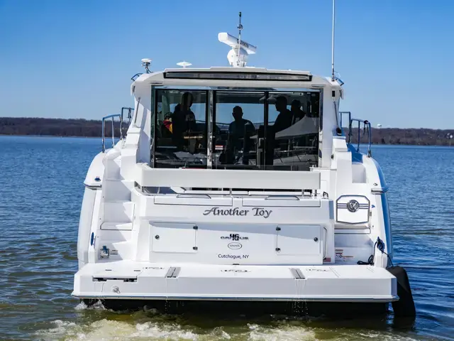 Cruisers Yachts Cantius