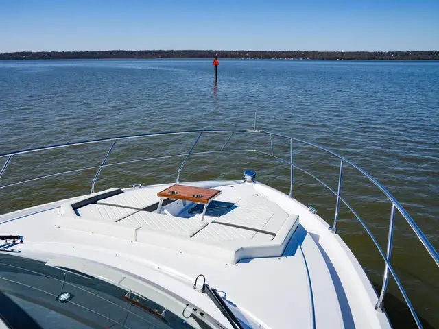 Cruisers Yachts Cantius