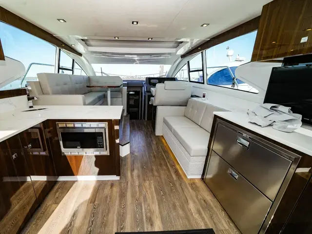 Cruisers Yachts Cantius