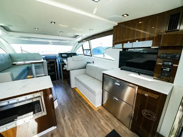 Cruisers Yachts Cantius