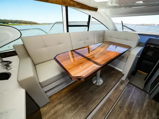 Cruisers Yachts Cantius