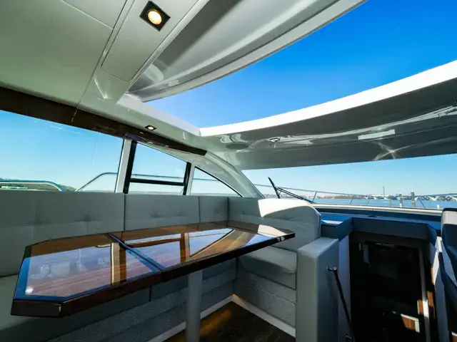 Cruisers Yachts Cantius