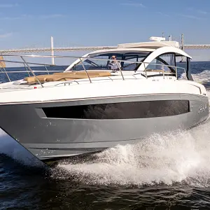 2017 Cruisers Yachts 390 Express Coupe