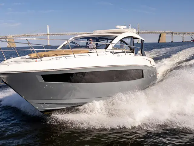 Cruisers Yachts 390 Express Coupe