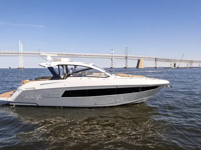 Cruisers Yachts 390 Express Coupe