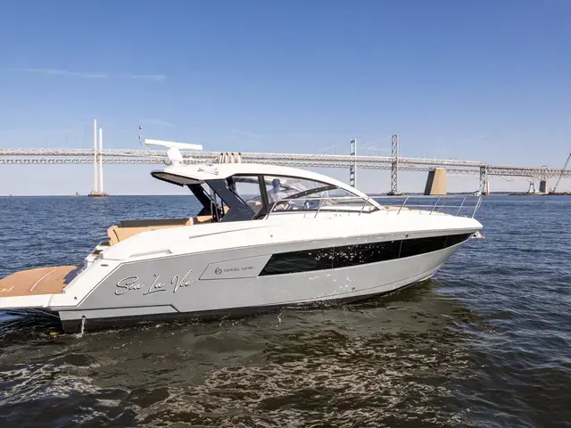 Cruisers Yachts 390 Express Coupe