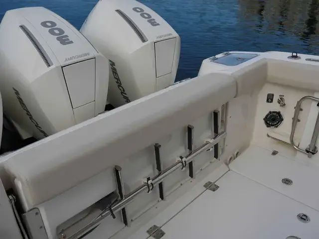 Boston Whaler 350 Realm