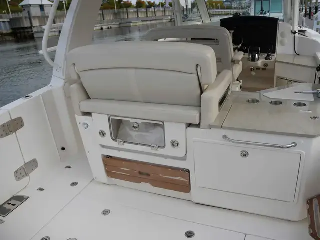 Boston Whaler 350 Realm