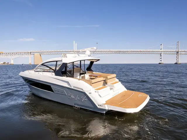 Cruisers Yachts 390 Express Coupe