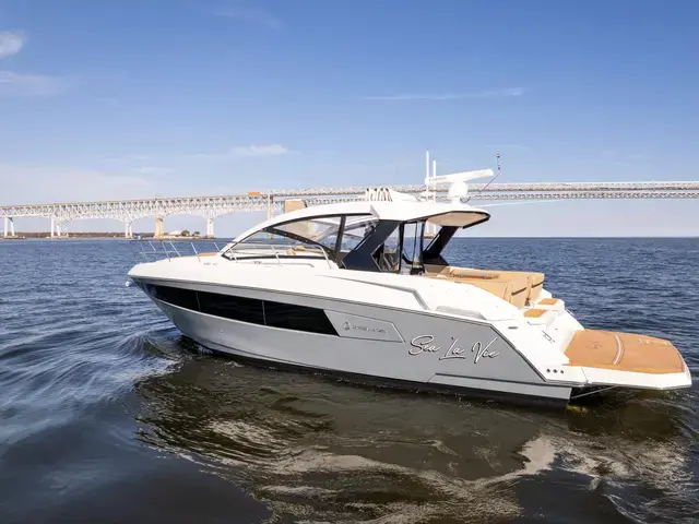 Cruisers Yachts 390 Express Coupe