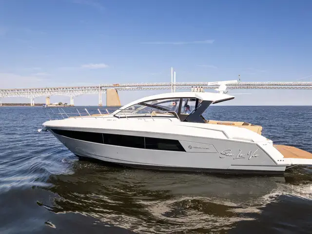 Cruisers Yachts 390 Express Coupe