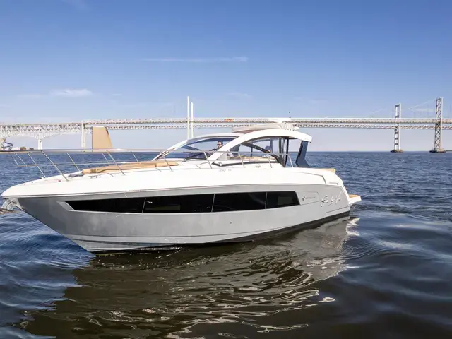 Cruisers Yachts 390 Express Coupe