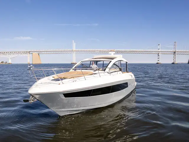 Cruisers Yachts 390 Express Coupe