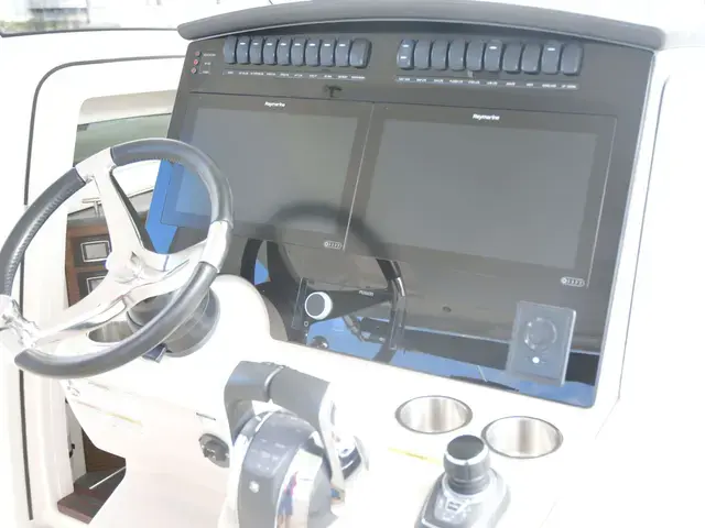 Boston Whaler 350 Realm