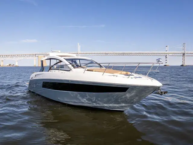 Cruisers Yachts 390 Express Coupe