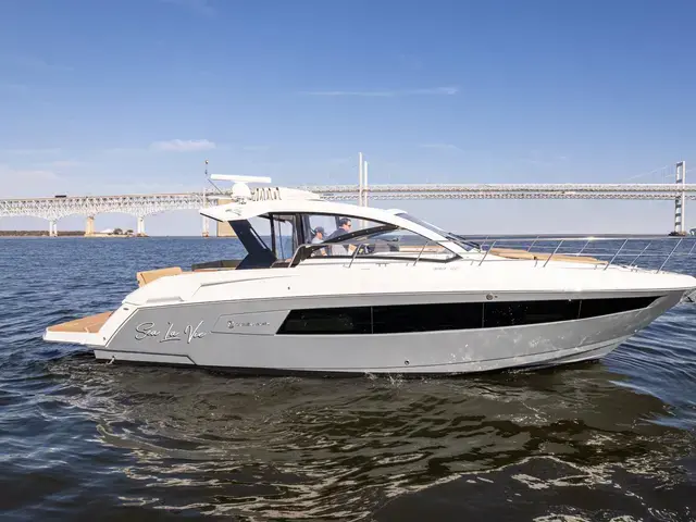 Cruisers Yachts 390 Express Coupe