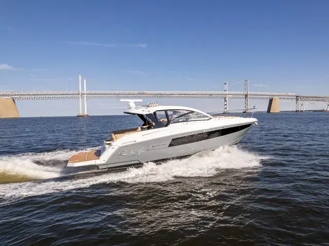 Cruisers Yachts 390 Express Coupe