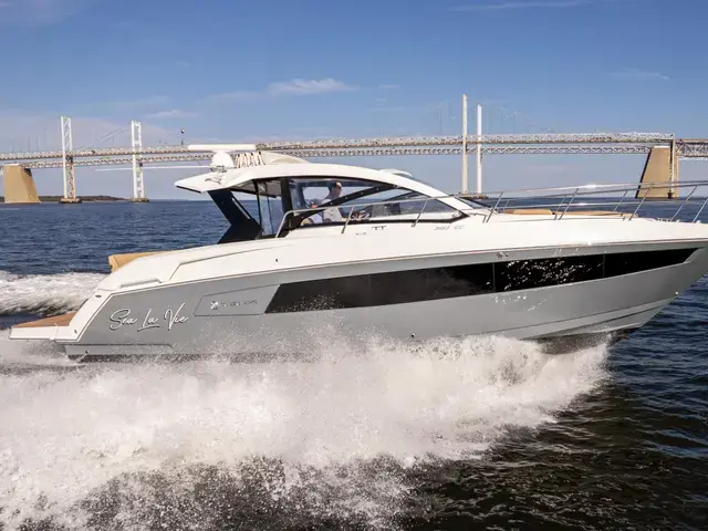 Cruisers Yachts 390 Express Coupe