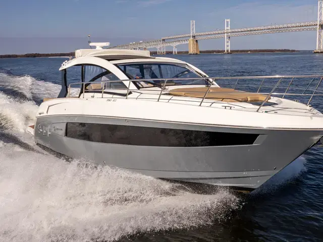 Cruisers Yachts 390 Express Coupe